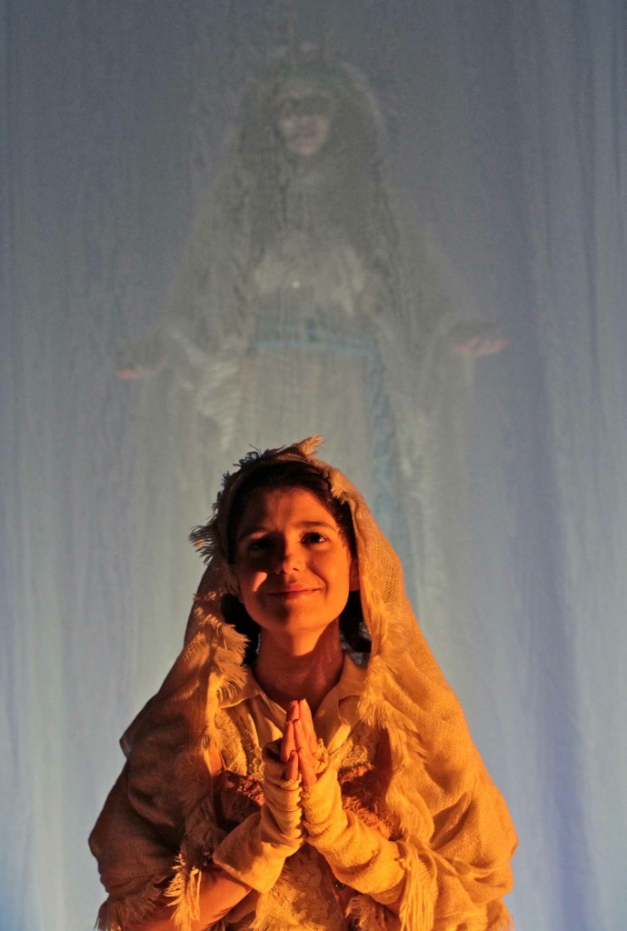 Érica Montanheiro e Kátia Daher em "A Canção de Bernadete", de Os Fofos Encenam, que integrou o repertório da programação especial Circo Teatro Arethuzza. (Foto: Lígia Jardim) 