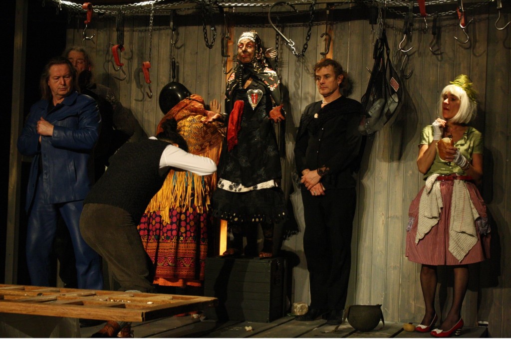 Os atores do Odin Teatret, dirigido por Eugenio Barba, em "A Vida Crônica". (Foto: Rina Skeel)