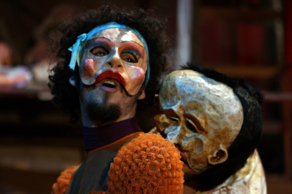 Lady e Cotoco são os personagens desse belo espetáculo baseado nas máscaras dos bufões (Foto: Divulgação).